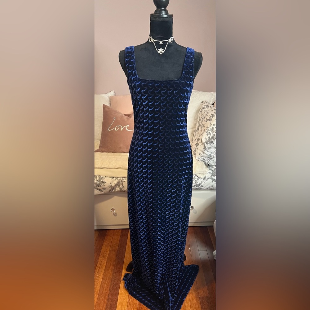 Sophisticated Sexy Sapphire Blue velvet embossed Dress. 80s/90s. SzUK12 US6/8